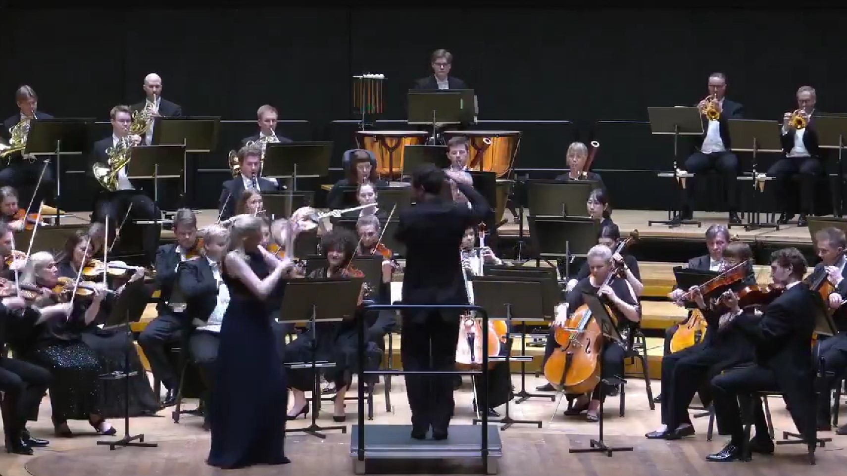 Egy pillanatkép a vidóból, ami megörökítette, ahogy a karmester kis híján összetört egy több százmillió forintot érő hegedűt koncert közben.