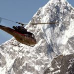 L'hélicoptère de la société Eurocopter effectue des essais devant le sommet de l'Everest, le 14 mai 2005, avant de se poser, établissant le record du monde de poser et décollage en altitude. Piloté par un pilote d'essai d'Eurocopter, un Ecureuil/AStar AS350 B3, parti le 14 mai du camp de base de Lukla à 2866 m, a atteint le sommet de l'Everest le même jour, se posant à 8850 m avant de redécoller 3 min et 15 secondes plus tard. Picture taken of an AStar AS350 B3 helicopter built by Eurocopter leaving base camp on an attempt to ascend the summit of mount Everest, 14 May 2005. The helicopter has broken the record for high altitude landing when it left a base camp and reached the summit of mount everest at 8850 metres where it landed for 3 minutes and 15 seconds before departing. EUROCOPTER / PATRICK PENNA