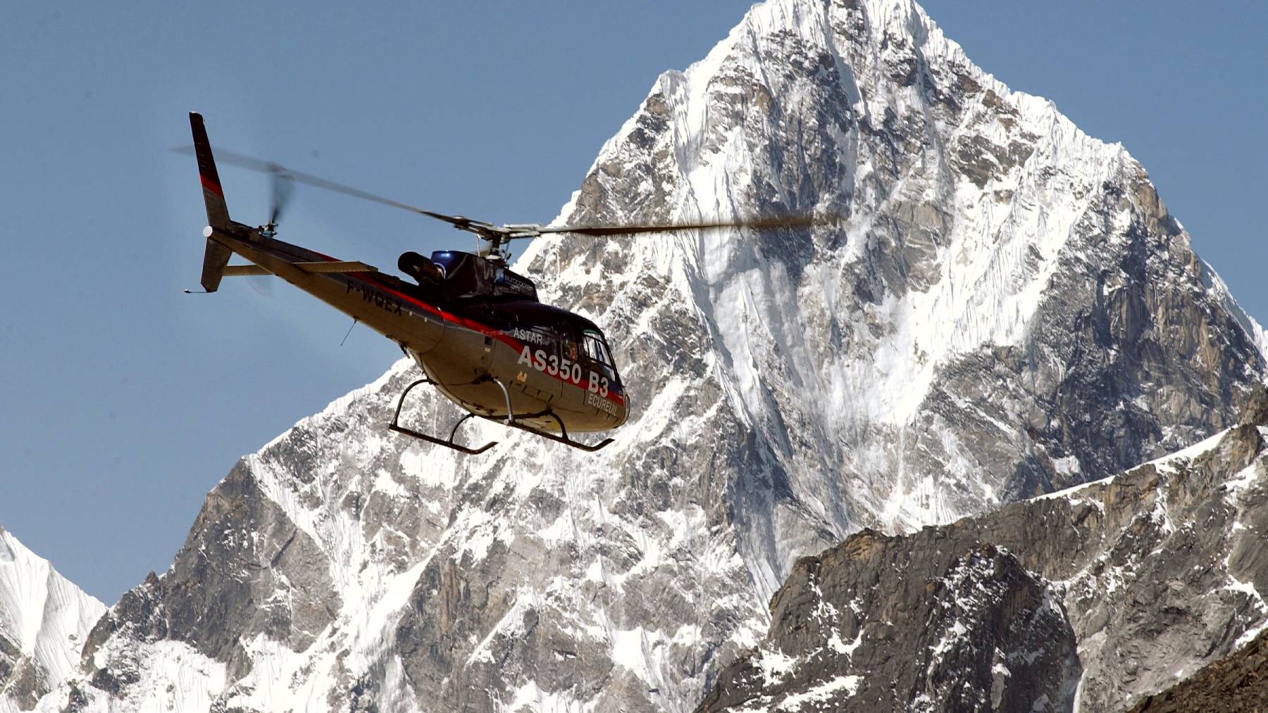 L'hélicoptère de la société Eurocopter effectue des essais devant le sommet de l'Everest, le 14 mai 2005, avant de se poser, établissant le record du monde de poser et décollage en altitude. Piloté par un pilote d'essai d'Eurocopter, un Ecureuil/AStar AS350 B3, parti le 14 mai du camp de base de Lukla à 2866 m, a atteint le sommet de l'Everest le même jour, se posant à 8850 m avant de redécoller 3 min et 15 secondes plus tard. Picture taken of an AStar AS350 B3 helicopter built by Eurocopter leaving base camp on an attempt to ascend the summit of mount Everest, 14 May 2005. The helicopter has broken the record for high altitude landing when it left a base camp and reached the summit of mount everest at 8850 metres where it landed for 3 minutes and 15 seconds before departing. EUROCOPTER / PATRICK PENNA