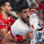 Ahmed Hesham, a One Veszprém HC (b) és Omar Yahia, a Paris Saint-Germain játékosa a férfi kézilabda Bajnokok Ligája negyedöntőjébe jutásért játszott One Veszprém HC - Paris Saint-Germain mérkőzésen a One Veszprém Arénában 2026. április 1-jén.