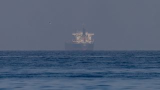 Egy hajó a Hormuzi-szoros közelében 2026. március 22-én