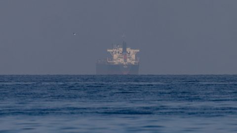 Egy hajó a Hormuzi-szoros közelében 2026. március 22-én