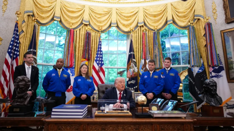 Donald Trump elnök üdvözölte az Artemis–2 négy űrhajósát és a NASA vezetőjét, Jared Isaacmant