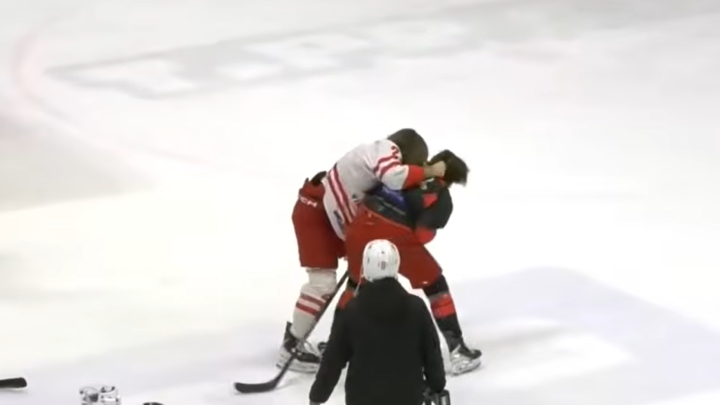 Hokiabszurd: a bemelegítéskor verekedett össze két hokis Miskolcon, eltiltották őket