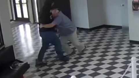 Az oklahomai Pauls Valley középiskolájának biztonsági kamerájának felvételén az látható, ahogy az igazgató megfékez egy lövöldözésre készülő volt diákot.