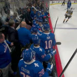 Jared Bednart, a Colorado Avalanche edzőjét arcon találta a korong.