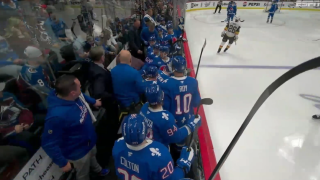 Jared Bednart, a Colorado Avalanche edzőjét arcon találta a korong.