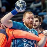 Jim Gottfridsson, a Szeged (k), valamint Ludovic Fabregas (b) és Djordje Cikusa Jelicic (j), a Barcelona játékosai a férfi kézilabda Bajnokok Ligája csoportkörének 11. fordulójában játszott OTP Bank-Pick Szeged - Barcelona mérkőzésen a szegedi Pick Arénában 2026. február 18-án. A Barcelona 35-27-re győzött.