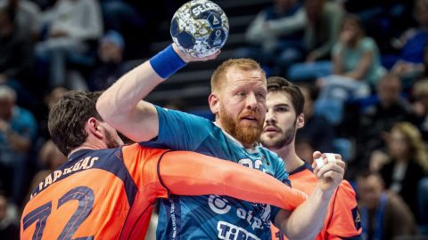 Jim Gottfridsson, a Szeged (k), valamint Ludovic Fabregas (b) és Djordje Cikusa Jelicic (j), a Barcelona játékosai a férfi kézilabda Bajnokok Ligája csoportkörének 11. fordulójában játszott OTP Bank-Pick Szeged - Barcelona mérkőzésen a szegedi Pick Arénában 2026. február 18-án. A Barcelona 35-27-re győzött.