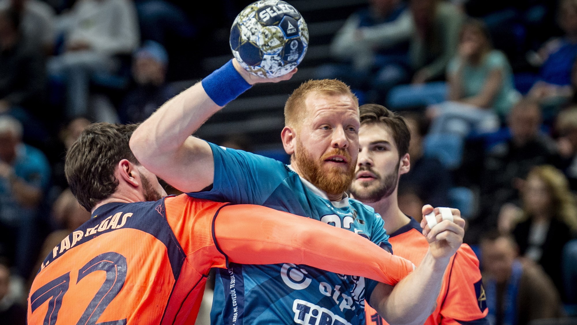 Jim Gottfridsson, a Szeged (k), valamint Ludovic Fabregas (b) és Djordje Cikusa Jelicic (j), a Barcelona játékosai a férfi kézilabda Bajnokok Ligája csoportkörének 11. fordulójában játszott OTP Bank-Pick Szeged - Barcelona mérkőzésen a szegedi Pick Arénában 2026. február 18-án. A Barcelona 35-27-re győzött.