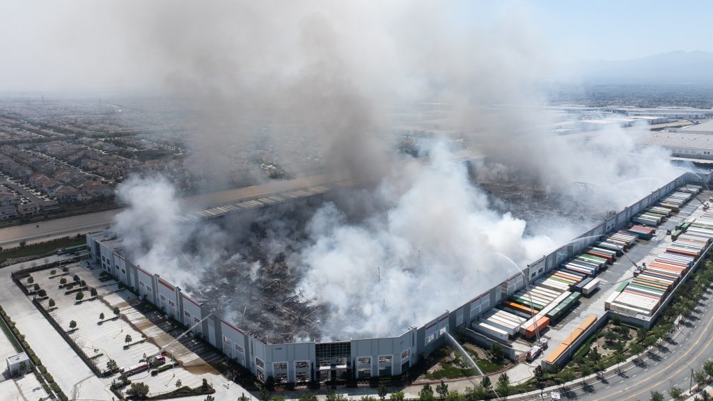 „Élhető fizetést kellett volna adnotok nekünk” – felgyújtotta a munkahelyét egy raktári alkalmazott Kaliforniában