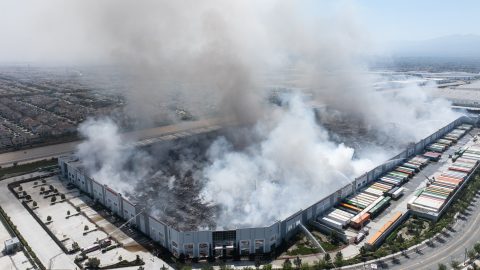 Füst száll fel a lángoló ontariói raktárból.