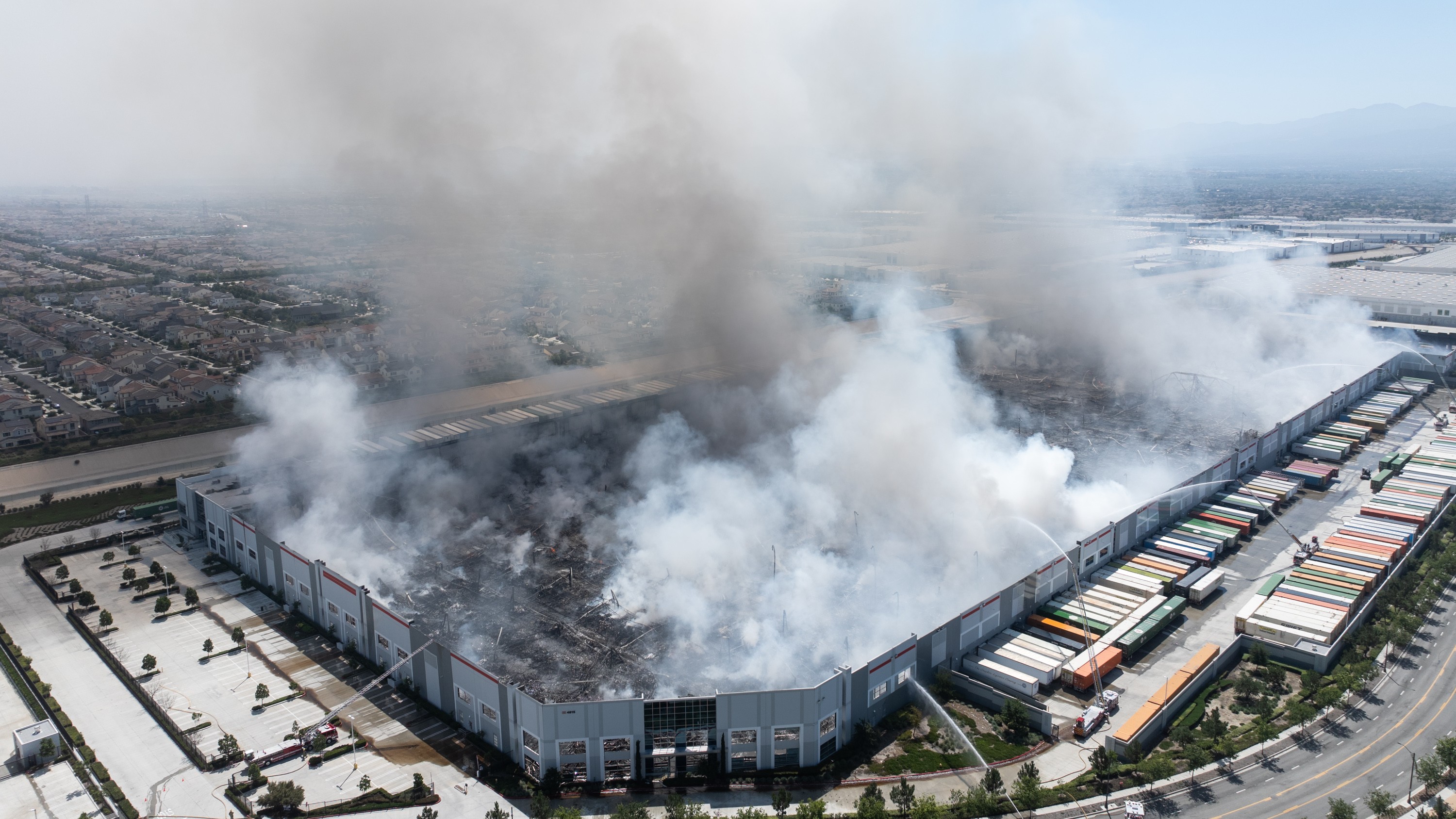 Füst száll fel a lángoló ontariói raktárból.