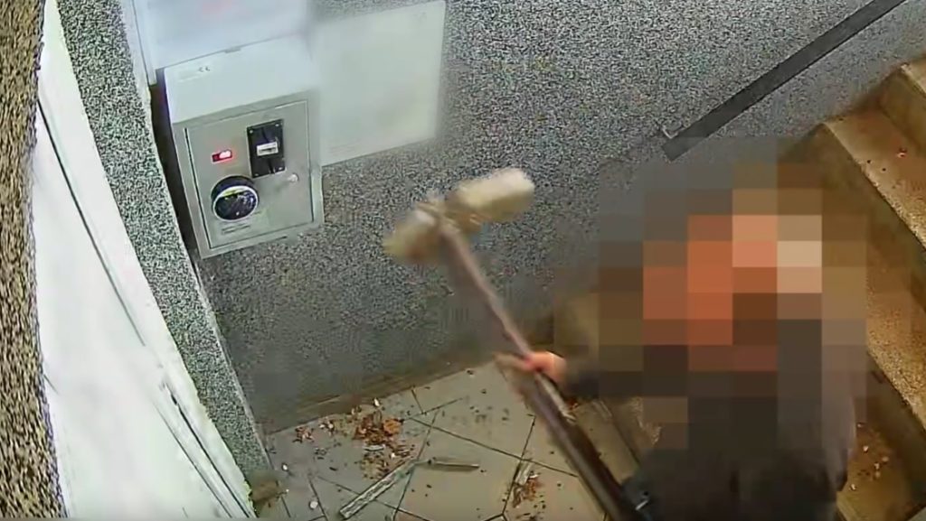 Elkeseredésében fém kandelláberrel próbálkozott a vécéautomatára kétszázszor lesújtó férfi, ám így is hoppon maradt – videó