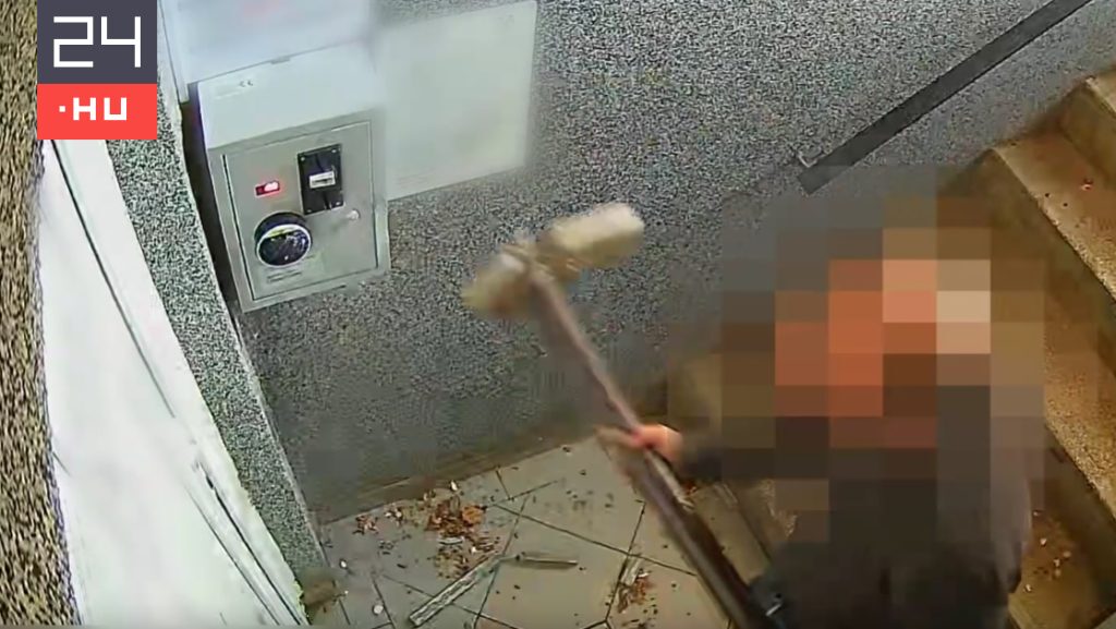 Elkeseredésében fém kandelláberrel próbálkozott a vécéautomatára kétszázszor lesújtó férfi, ám így is hoppon maradt – videó