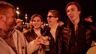 Katz Dávid ünneplő tiszás fiatalokkal a választás utáni éjjelen