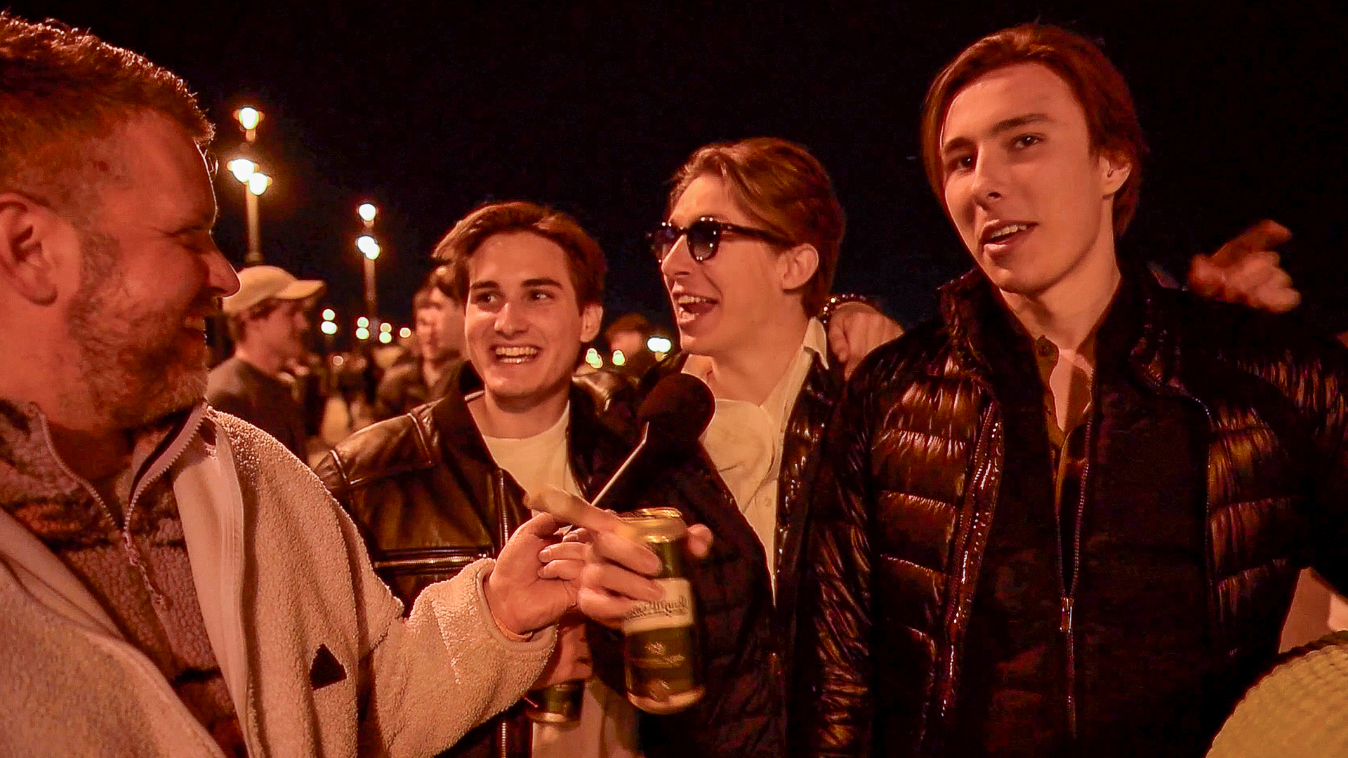 Katz Dávid ünneplő tiszás fiatalokkal a választás utáni éjjelen