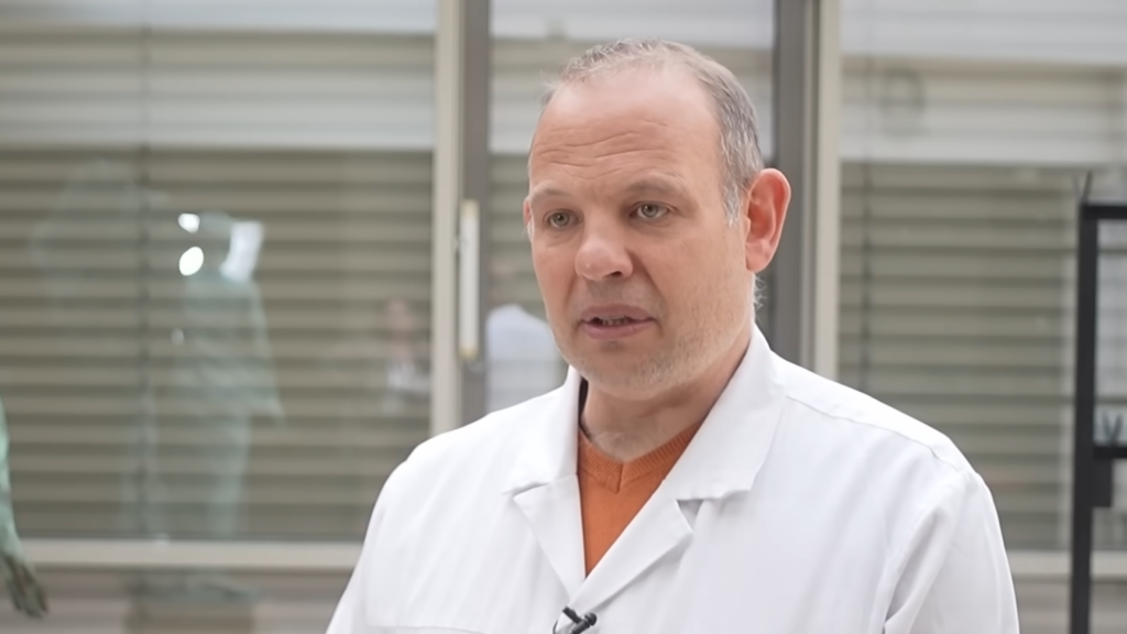 „Olyan fontos a csapatmunka, mint a Forma-1-es gumicserénél” – megszólaltattuk a sebészt, aki a nyílt utcán varrta össze egy férfi szívét