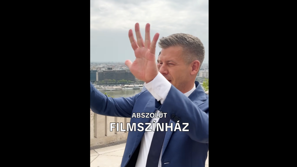 Videón, ahogy Magyar Péter a Sándor-palotából kiszúrja a Karmelita teraszán fel-alá járkáló Orbán Viktort