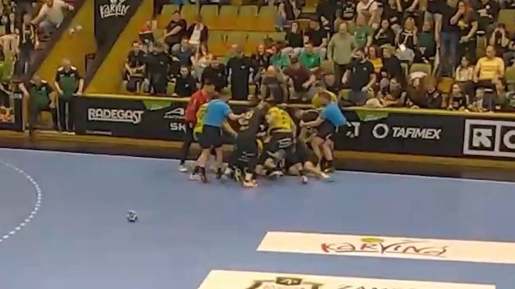 Szurkolói pofon is elcsattant a hatalmas kézilabdabunyóban