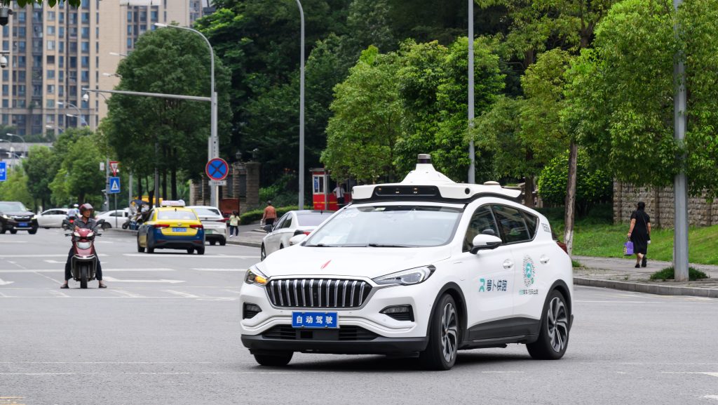 Leálltak az önvezető taxik Kínában, volt, aki órákra egy járműben ragadt