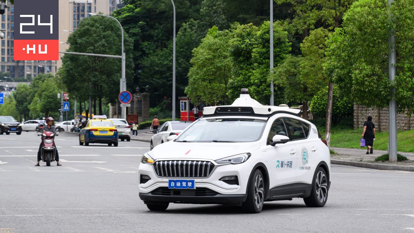 Leálltak az önvezető taxik Kínában, volt, aki órákra a járművekben ragadt
