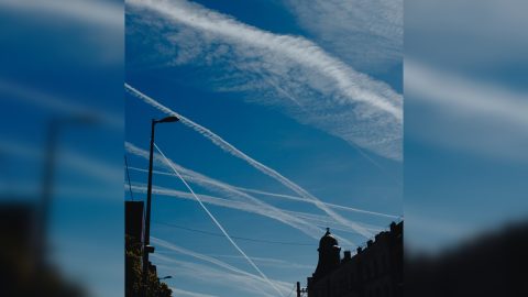 Kondenzcsíkok Budapest egén