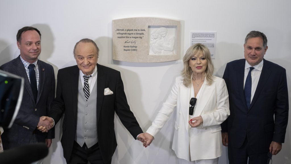 Nagy Márton és Nyitrai Zsolt avatta fel Korda György és Balázs Klári reptéri domborművét