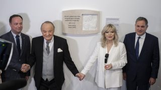 Nyitrai Zsolt miniszterelnöki főtanácsadó, Korda György, Balázs Klári, és Nagy Márton nemzetgazdasági miniszter a dombormű avatásán.