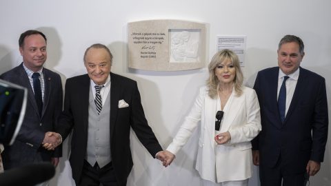 Nyitrai Zsolt miniszterelnöki főtanácsadó, Korda György, Balázs Klári, és Nagy Márton nemzetgazdasági miniszter a dombormű avatásán.