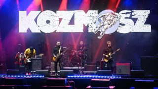 A Kozmosz zenekar a Rendszerbontó Nagykoncert színpadán a budapesti Hősök terén, 2026. április 10-én.
