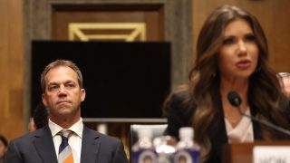 Kristi Noem és a férje, Bryon Noem a belbiztonsági miniszter Szenátus Belbiztonsági és Kormányzati Ügyek Bizottsága előtti meghallgatásán 2025 májusában Washingtonban.