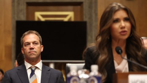 Kristi Noem és a férje, Bryon Noem a belbiztonsági miniszter Szenátus Belbiztonsági és Kormányzati Ügyek Bizottsága előtti meghallgatásán 2025 májusában Washingtonban.