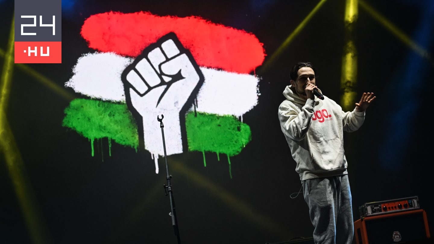 Krúbi a színpadon, tombol a tömeg