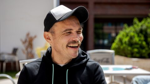 Lengyel Tamás a kamerától balra nézve mosolyog