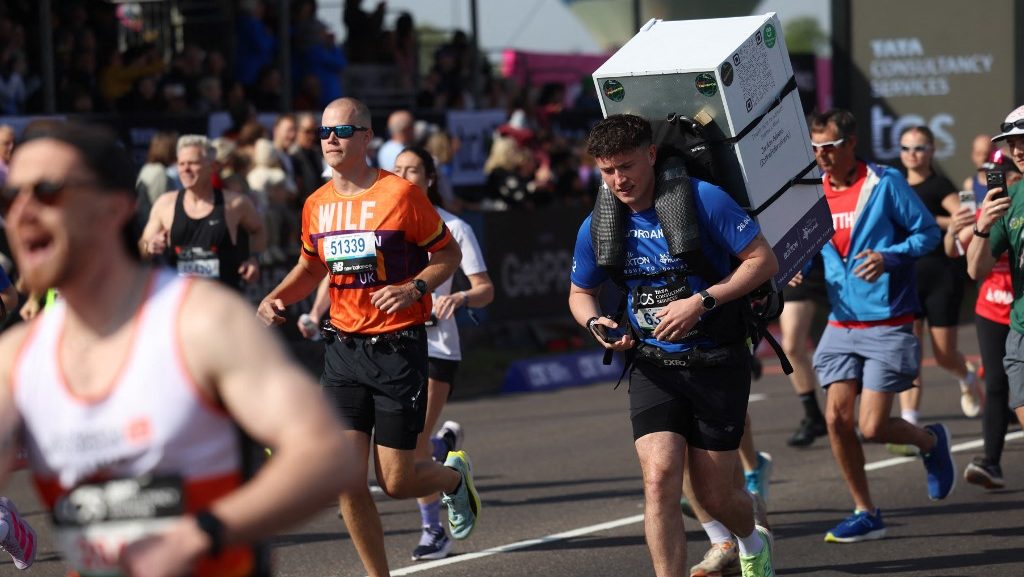 Jordan Adams egy hűtőszekrénnyel a hátán a londoni maratonon.