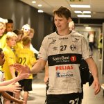 Lukács Péter pcsizik a kisgyerekekkel az Elverum meccse előtt.