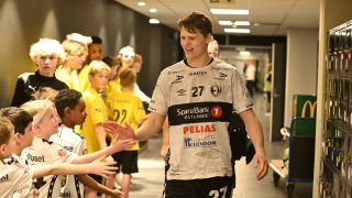 Lukács Péter pcsizik a kisgyerekekkel az Elverum meccse előtt.