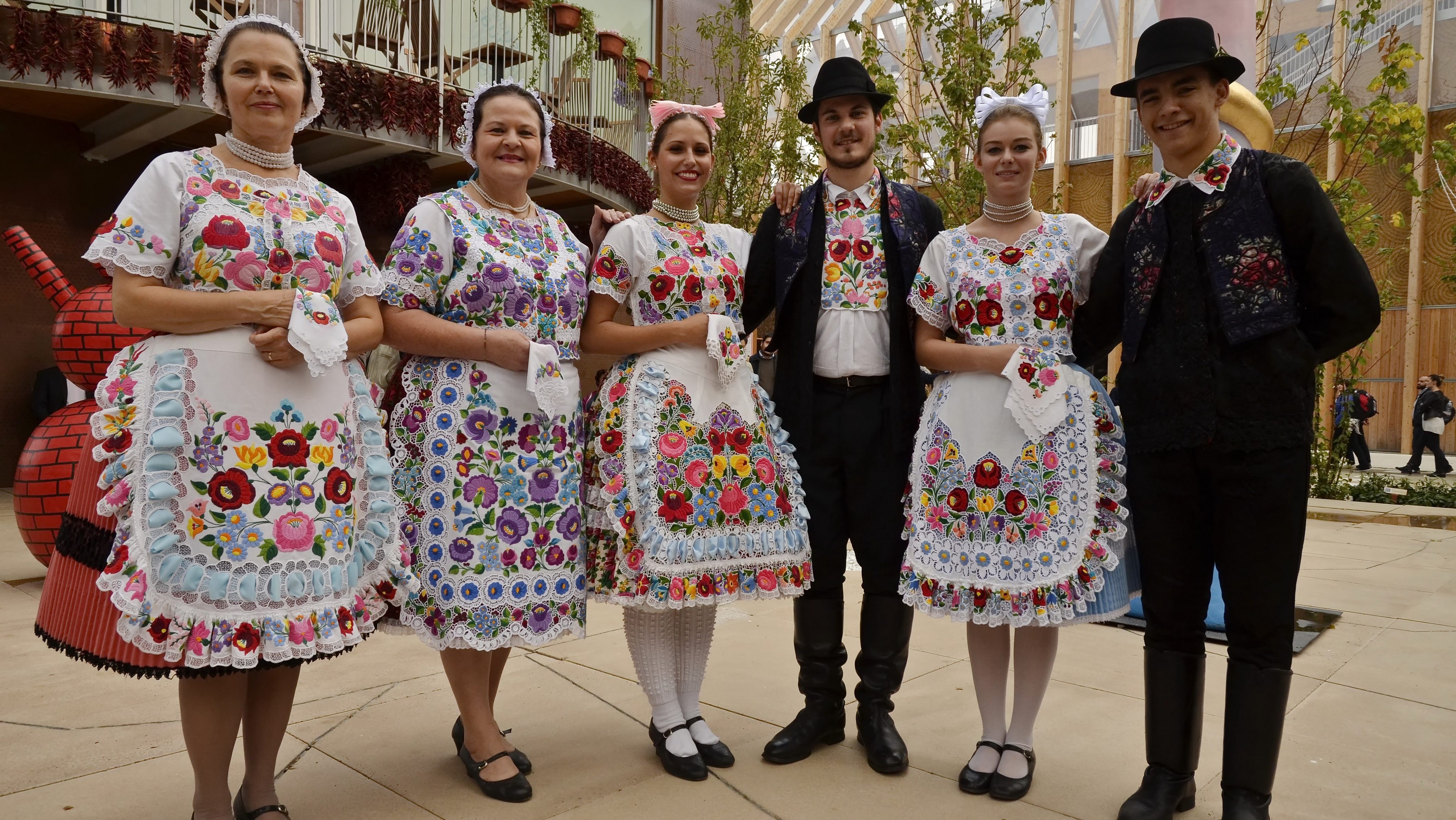 Magyar néptáncosok a 2015-ös világkiállítás magyar pavilonja előtt az olaszországi Milánóban.