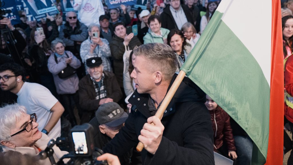 Magyar Péter: 12 éves gyerekkel hordatja ki a fideszes propagandát a polgármester Tatárszentgyörgyön