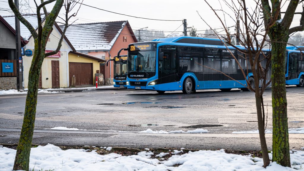 Utasok és sofőr nélkül balesetezett egy busz Miskolcon