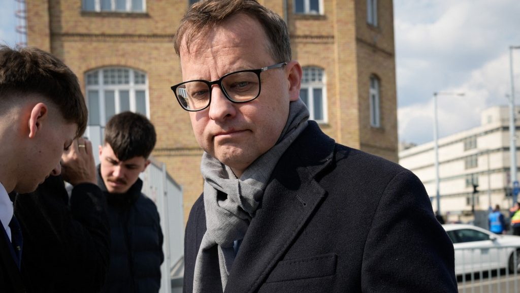 Fidesz-közeli, közpénzzel támogatott alapítványok hálózata található a Budapestre menekült lengyel politikus körül