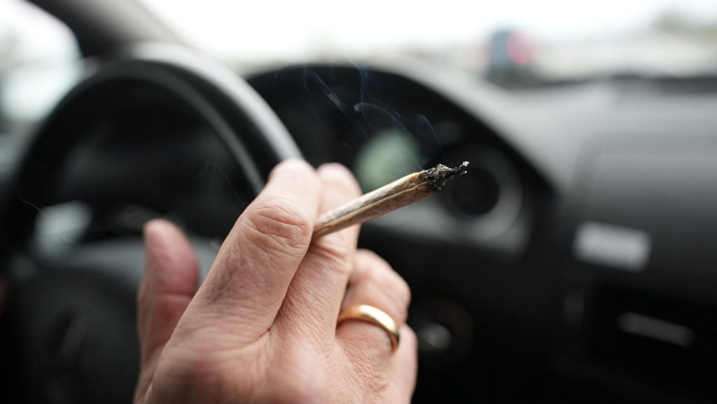 Marihuánát szívatott unokahúgával, aki ettől rosszul lett, erre amfetamint adott neki, végül szexuálisan bántalmazta