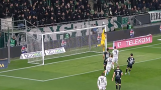 Megyeri Gábor hagyta a labdát behullani a kapujába a Fradi ellen.