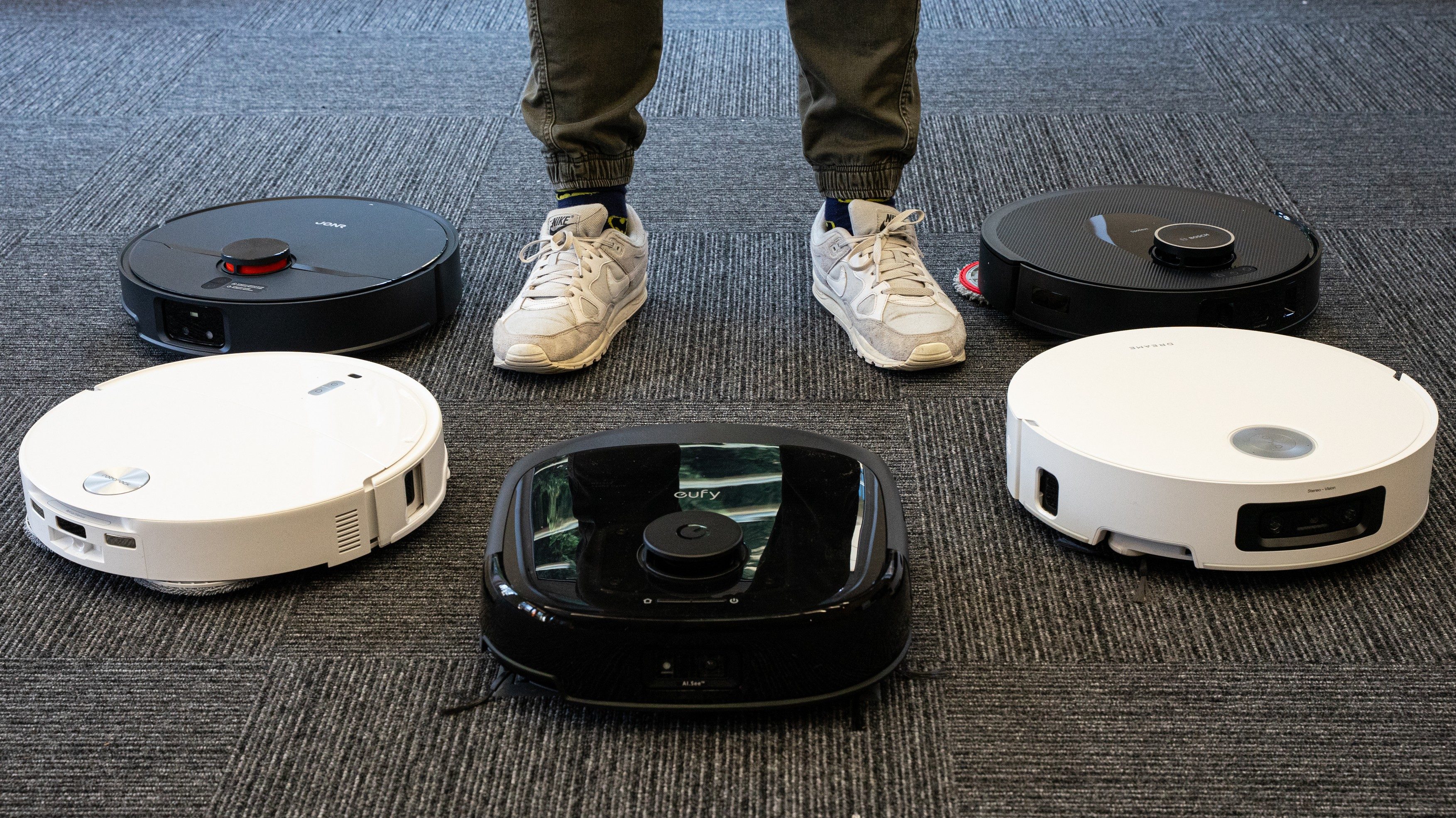 Melyik a legjobb robotporszívó? Bosch Spotless Max, Dreame Aqua10 Ultra Roller Complete, Eufy E28, JONR X1 Max, Roborock Qrevo Curv 2 Pro teszt