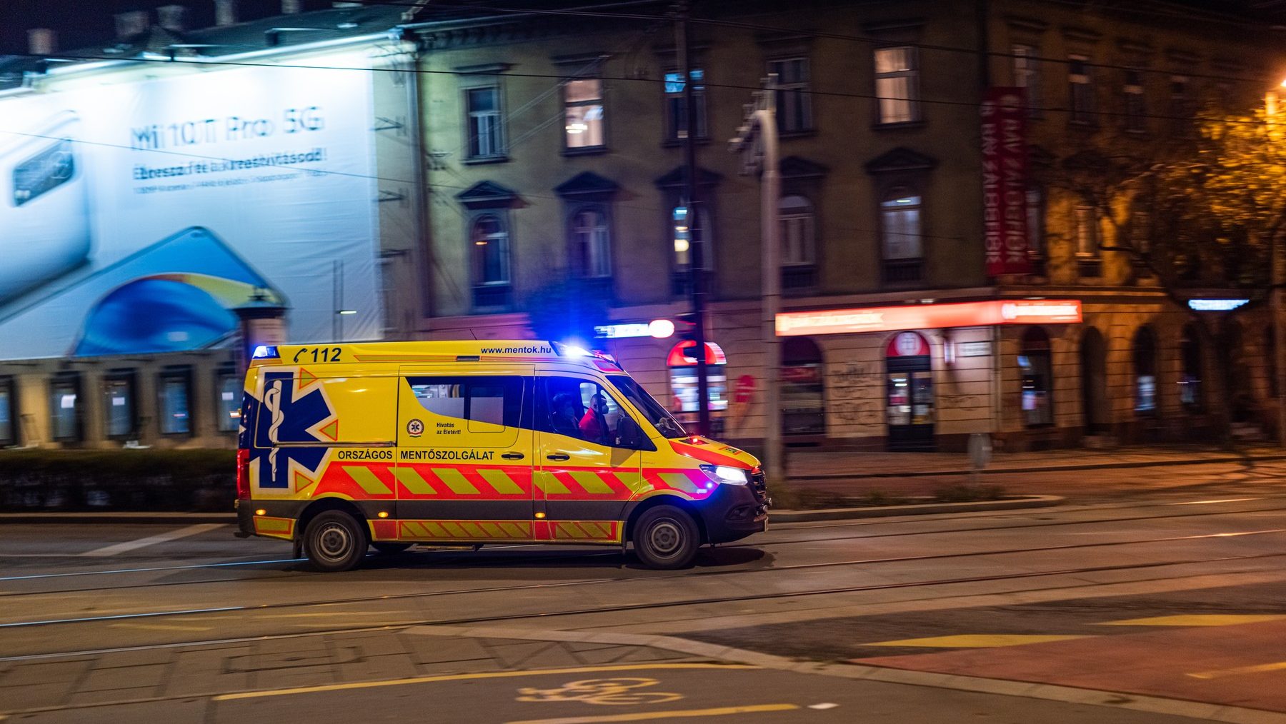 Egy mentőautó Budapesten