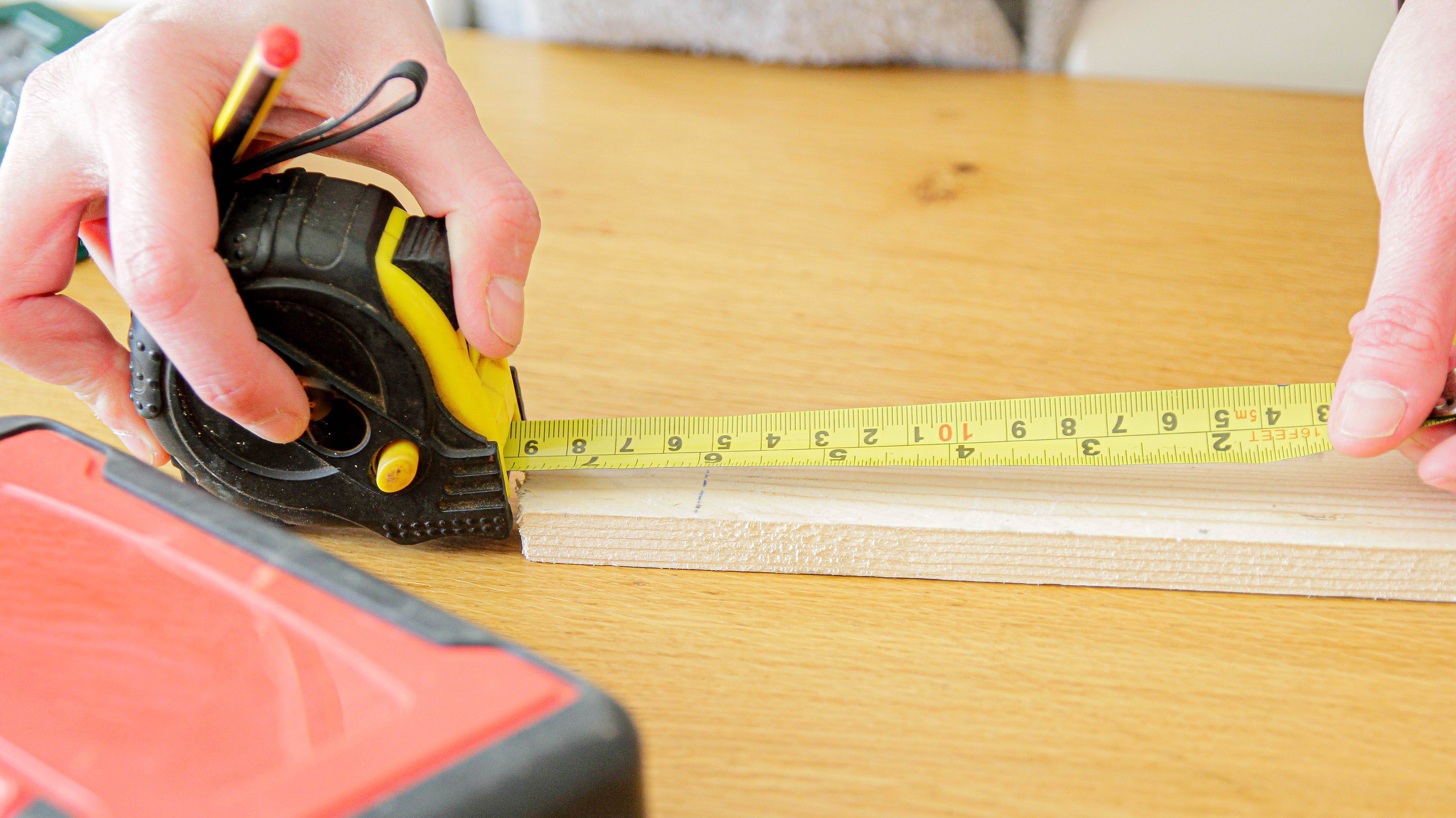 Egy mérőszalag használat közben