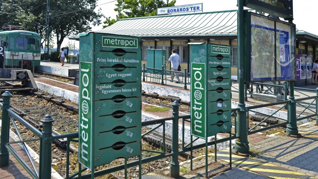 Leköpték a Metropolt osztogató vállalkozókat, nem adják kézbe többé az újságot