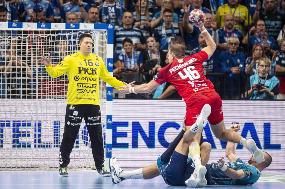 Dragan Pechmalbec, a One Veszprém HC játékosa (b2) és Mikler Roland, az OTP Bank-Pick Szeged kapusa a férfi kézilabda NB I OTP Bank-Pick Szeged - One Veszprém HC mérkőzésén a szegedi Pick Arénában 2025. november 8-án. A címvédő Veszprém 32-31-re nyert.