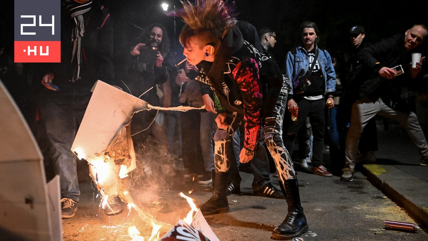 Zebrák, hős századosok és plakátégetés – a Rendszerbontó Nagykoncert képekben